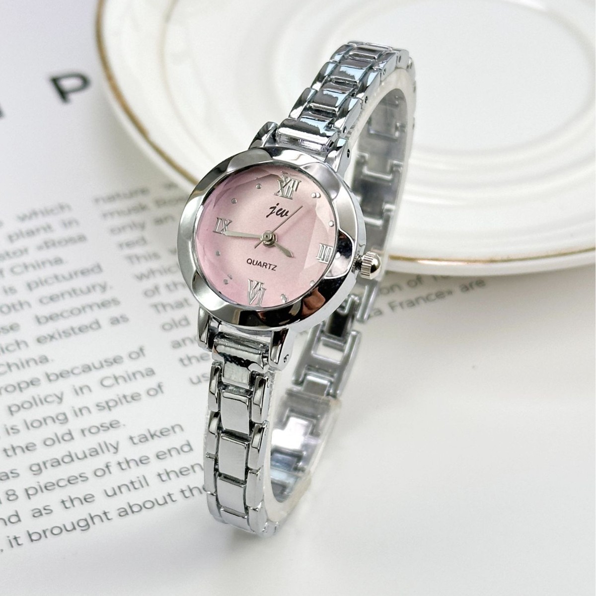 Luxury Watch Safe - Women's minimalist and compact quartz watch,